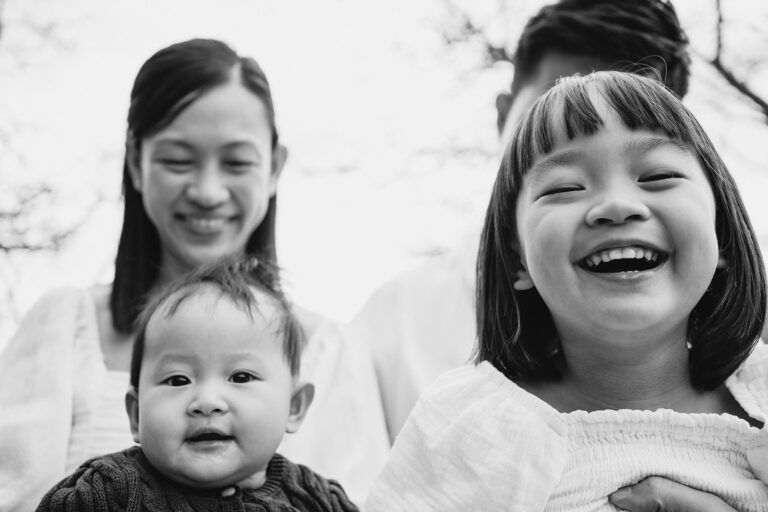 smiling kids from singapore travelling to melbourne